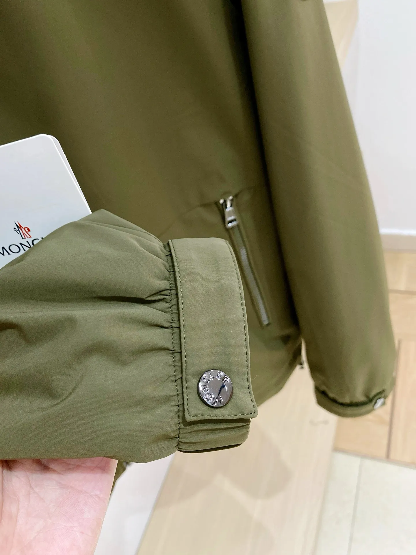 Moncler ： ， ， 。 ， ， ， 、 。 ： ， ， 、 。 Breathable， ， ， 。 ： ， ； ， ， 。 ， ， 。 ：Navy Blue、Khaki、Black ， ， 、 、 ， 。 Sizes：M-4XL